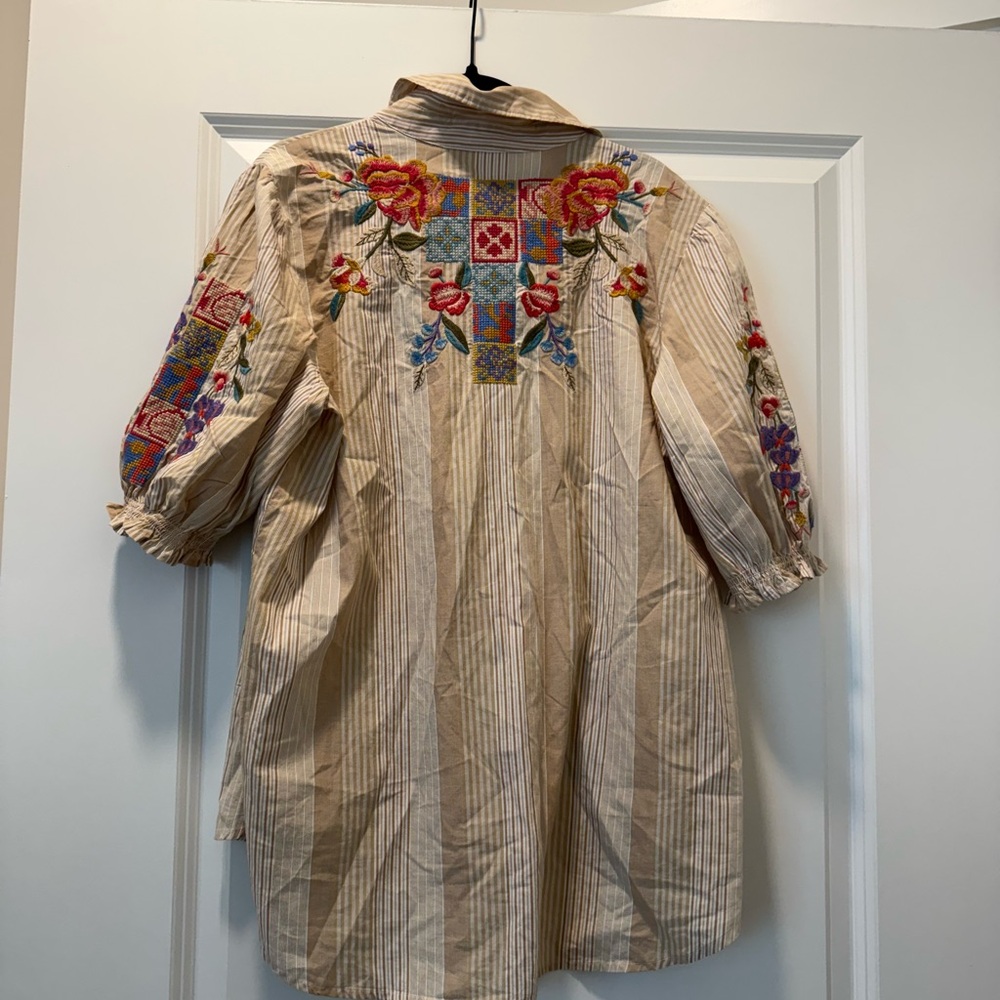 Johnny Was PETUNIA SMOCKED LISBON SHIRT. Size M - Picture 8 of 8
